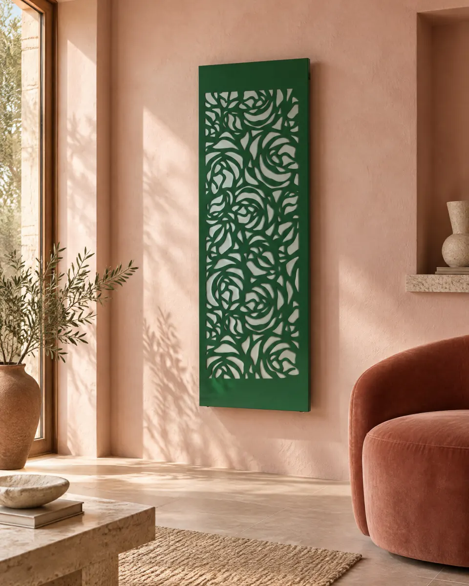 Formentera Rose verde su parete rosa cipria, poltrona in velluto terracotta